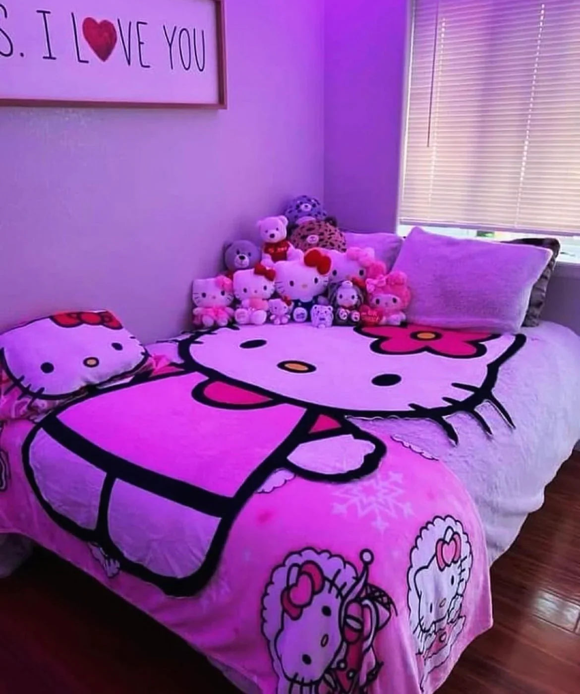 Hello Kitty Figure Blanket