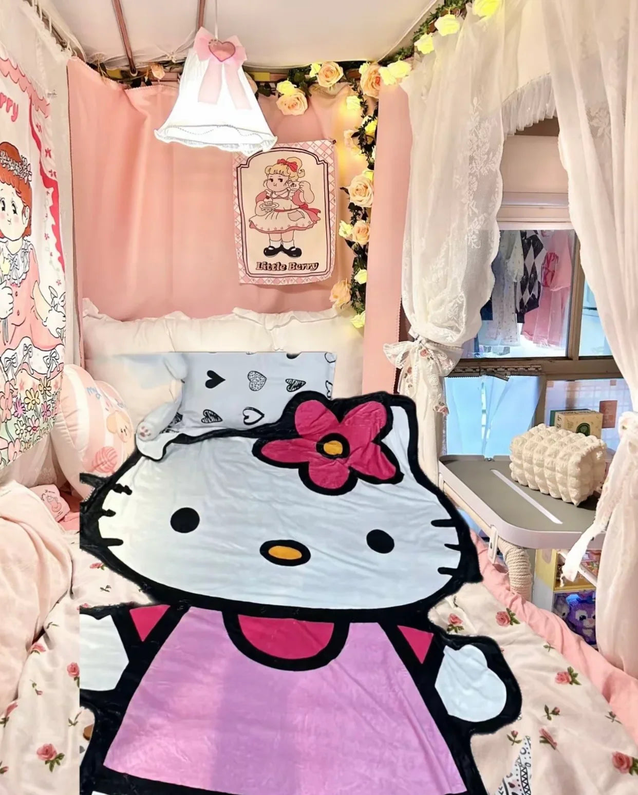 Hello Kitty Figure Blanket