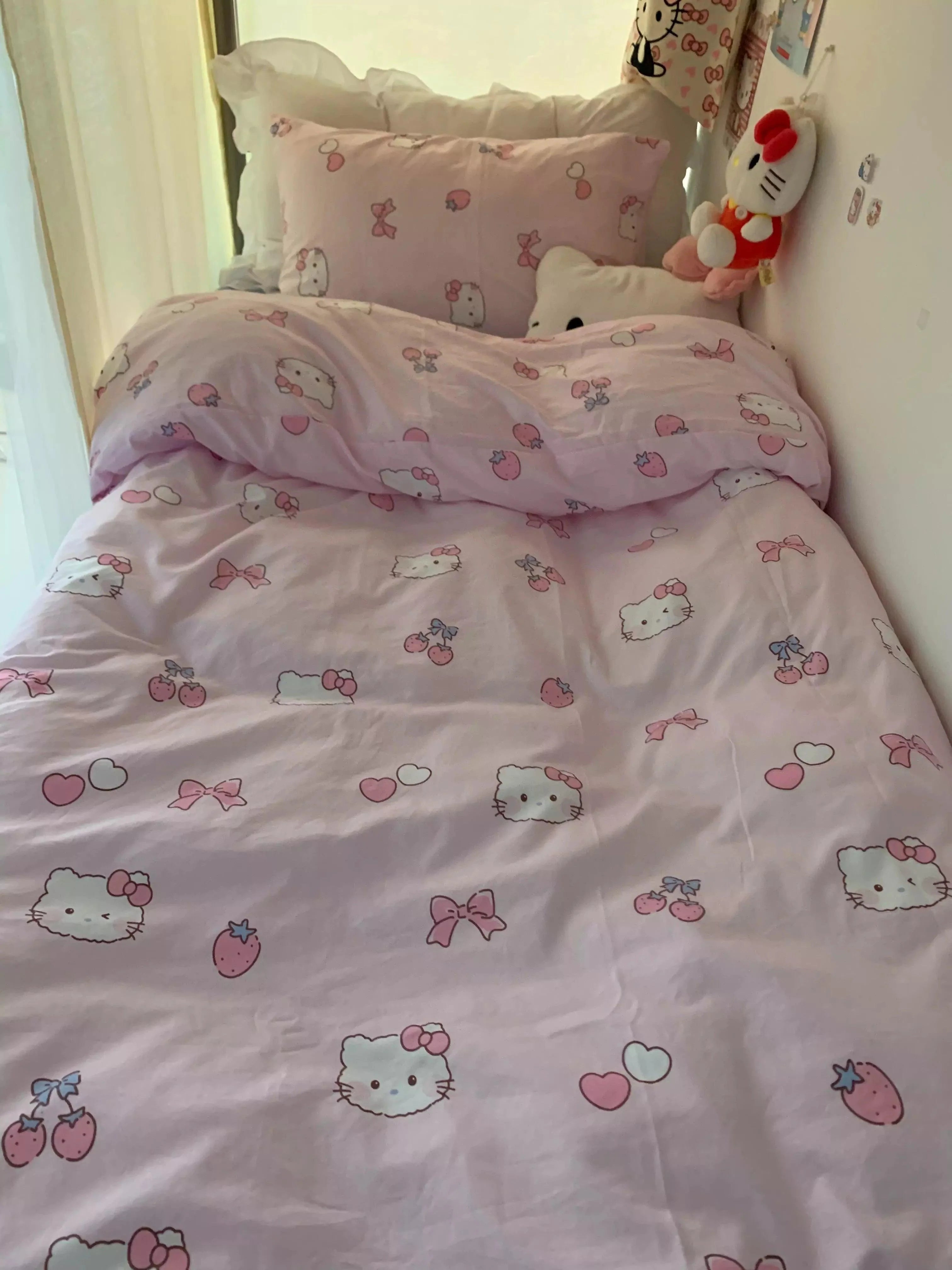 Hello Kitty Wink Bedding Set