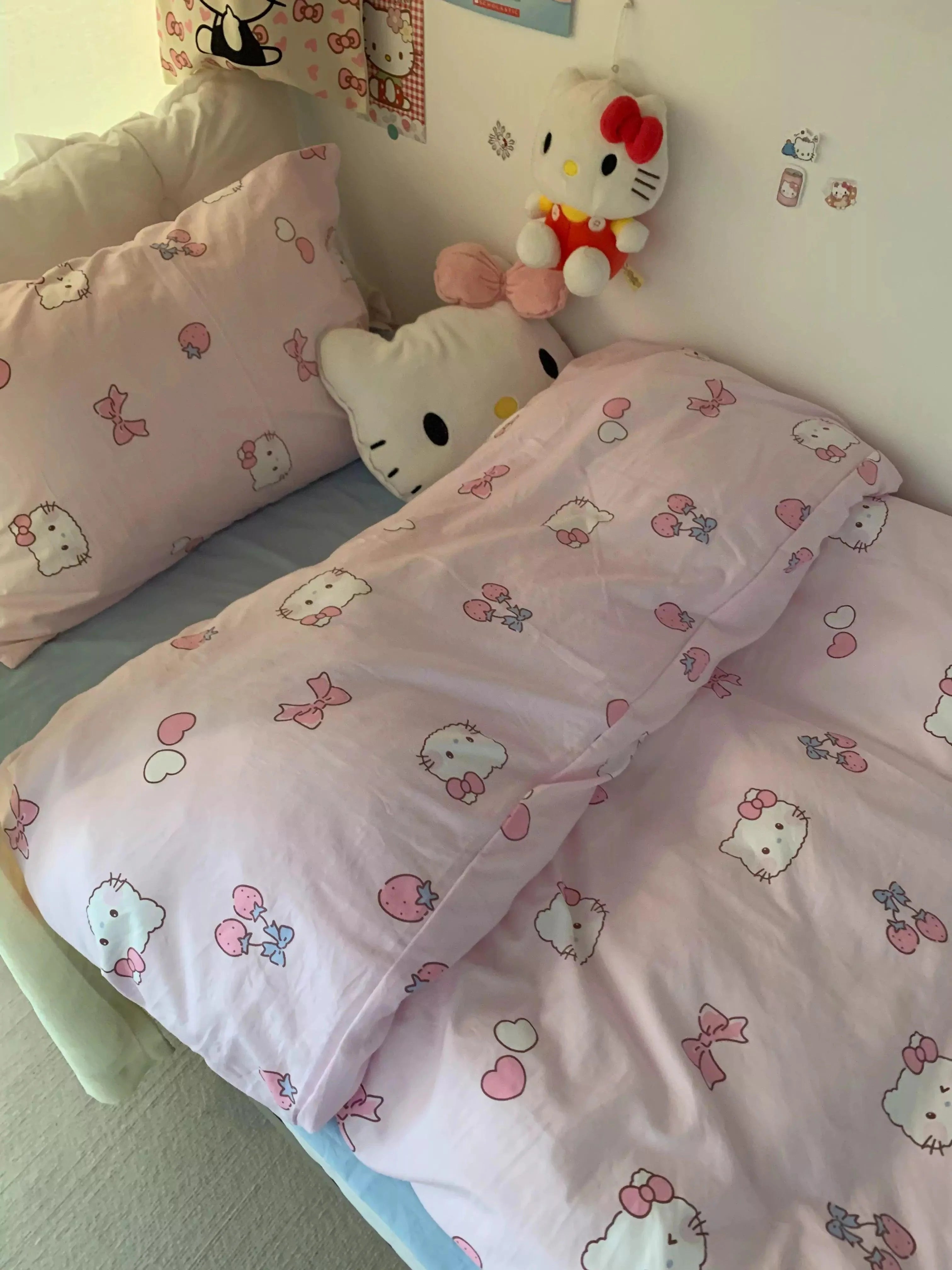 Hello Kitty Wink Bedding Set