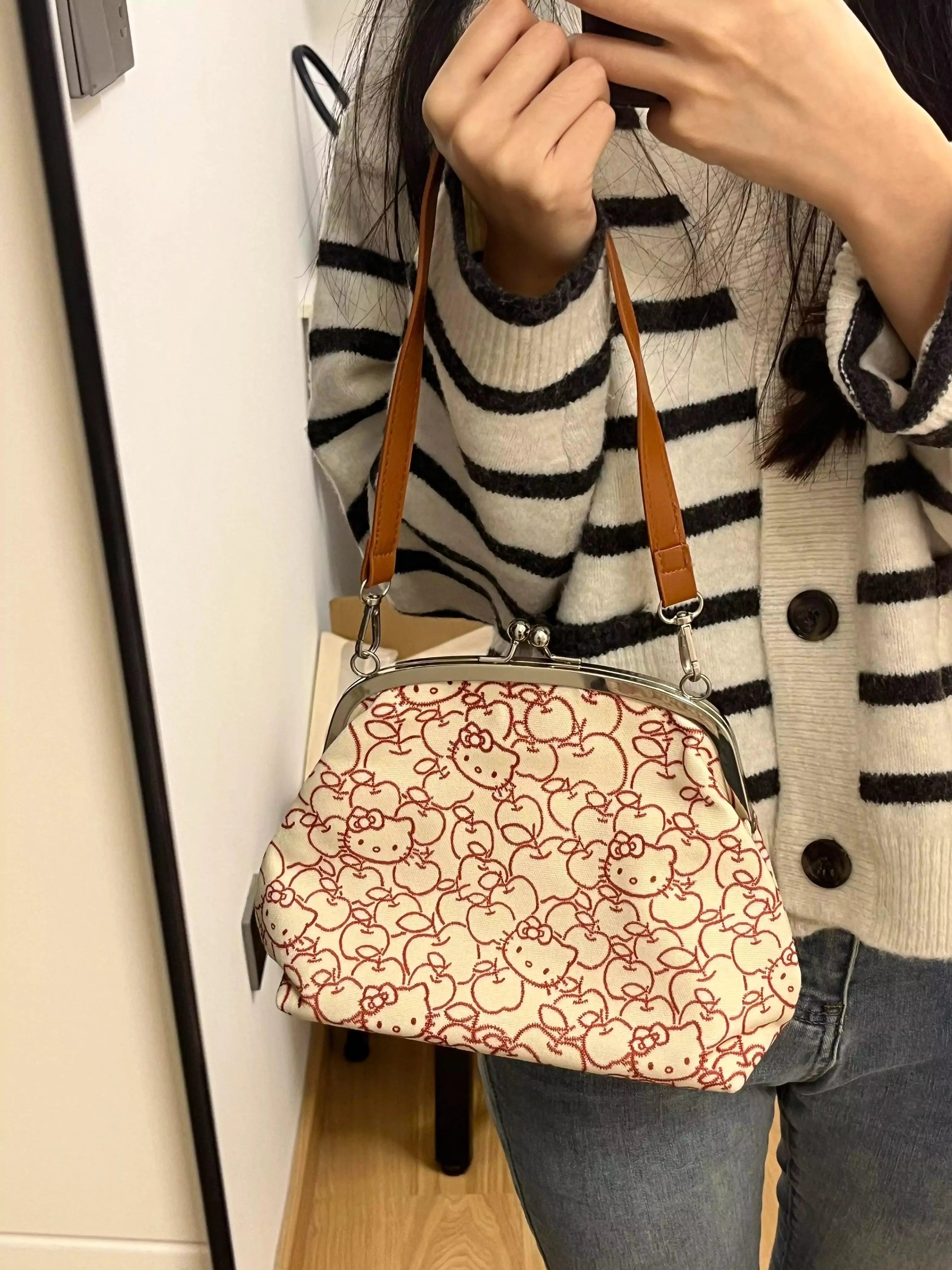 Hello Kitty Embroidered Seashell Bag
