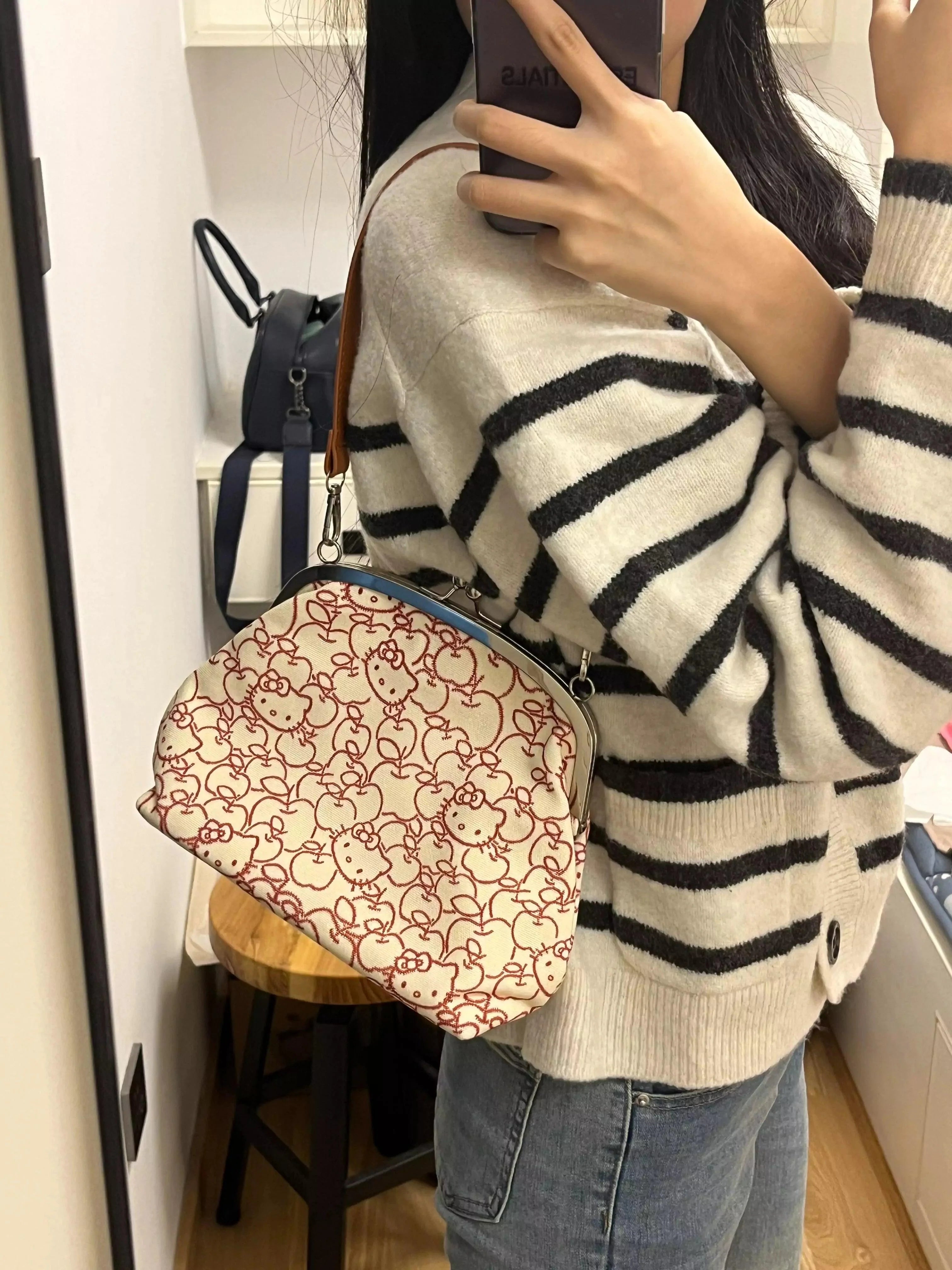 Hello Kitty Embroidered Seashell Bag